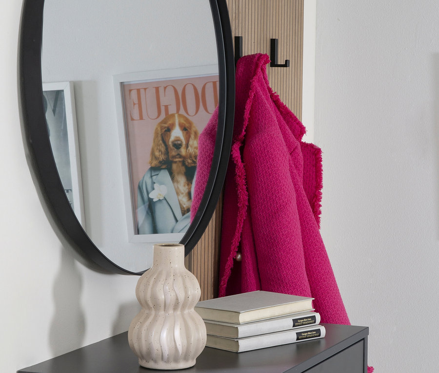 Roba Kompaktgarderobe »Salon« neben einem Spiegel und einer pinken Jacke an der Wand.