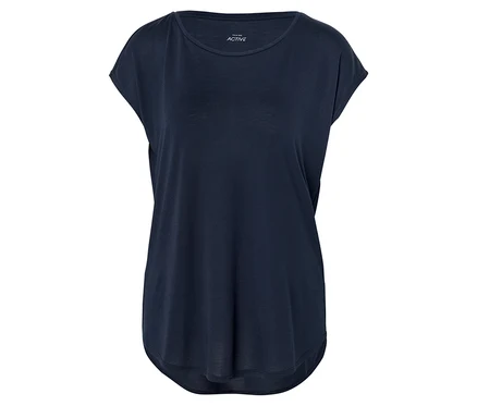 Dunkelblaues T-Shirt auf weißem Hintergrund.