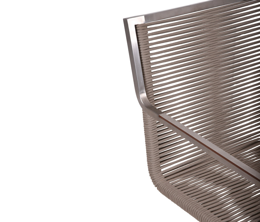 Nahaufnahme eines Stuhls mit einem silbernen Rahmen und einer Sitzfläche aus braunen Seilen.