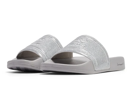 Zwei graue hummel® Pool Slide GlitterJR Badelatschen liegen nebeneinander.