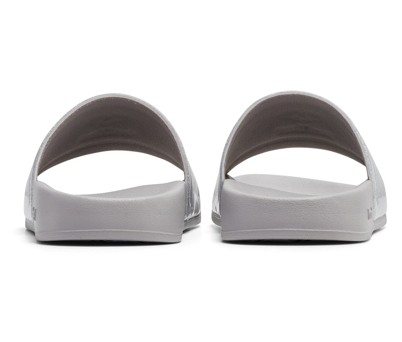 Zwei graue hummel® Badelatschen Pool Slide GlitterJR stehen nebeneinander vor einem weißen Hintergrund.