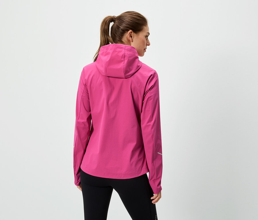 Rückansicht einer Frau mit Pferdeschwanz, die eine pinkfarbene Regenjacke mit Kapuze und schwarze Leggings trägt.