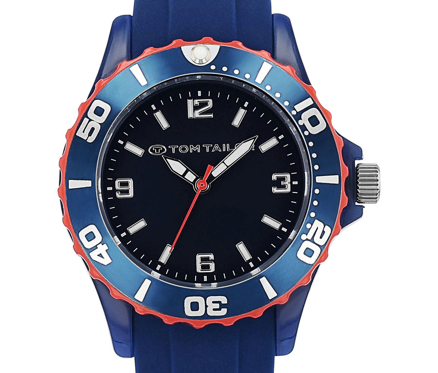 Nahaufnahme einer blauen und roten Tom Tailor Uhr mit dunklem Zifferblatt, silbernen Zeigern und rotem Sekundenzeiger, sowie einer zweifarbigen Lünette und blauem Silikonarmband.