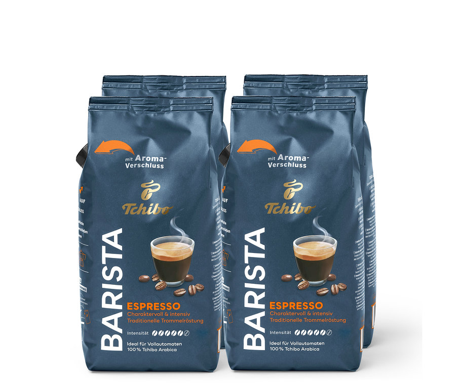 Vier Packungen Tchibo Barista Espresso Kaffee. Die Packungen sind dunkelblau mit einem Bild einer Tasse Espresso.