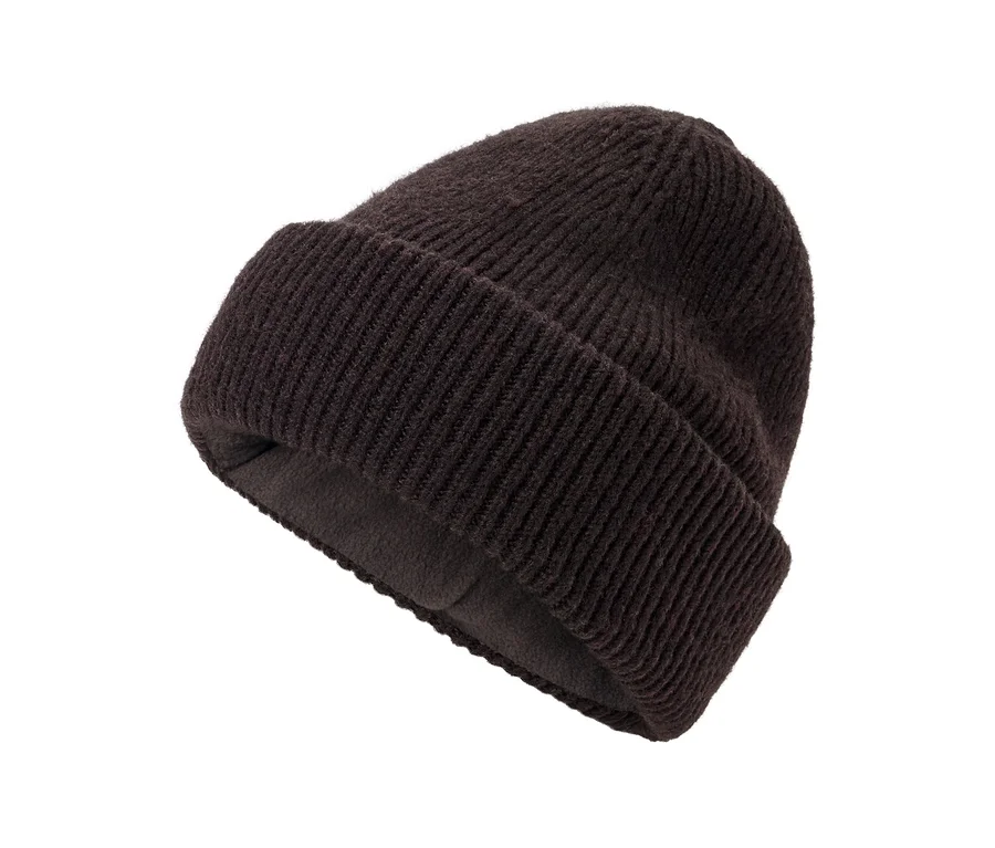 Dunkelbraune Strickmütze mit geripptem Muster und umgeschlagenem Rand, innen mit Fleece gefüttert.
