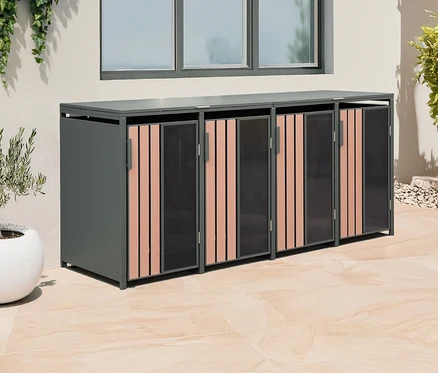 Draussen: Auf einer beigen Terrasse steht eine graue Aufbewahrungsbox mit Holzlamellen.