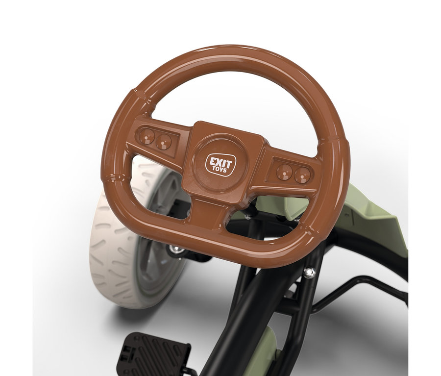 Nahaufnahme des braunen Lenkrads eines Spielzeug-Gokarts mit „EXIT TOYS“-Logo, das einen Teil des hellgrünen Gehäuses, des schwarzen Rahmens, des weißen Rads und eines schwarzen Pedals zeigt.