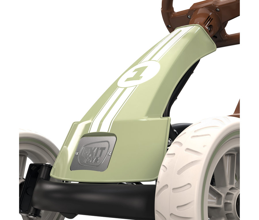 Nahaufnahme eines hellgrünen Go-Karts mit weißen Rennstreifen und der Nummer 1 vorne. Eine silberne 'EXIT TOYS'-Plakette ist vorne unten angebracht. Ein braunes Lenkrad und ein weißes Rad mit grauer Felge sind sichtbar.