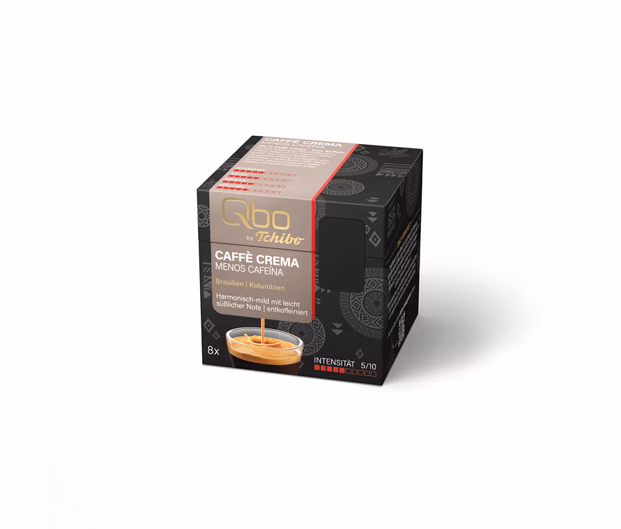 Eine schwarz-braune Qbo by Tchibo Caffè Crema Menos Cafeína Kaffeekapselpackung mit 8 Kapseln, Intensität 5/10, entkoffeiniert, mit einem Bild von Kaffee mit Crema.