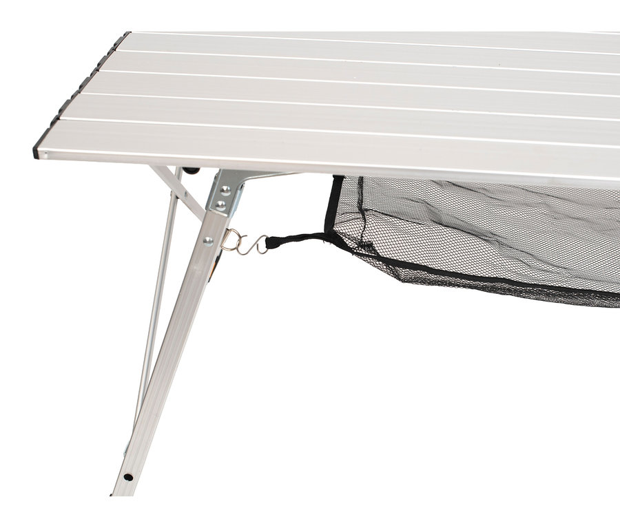 Nahaufnahme eines faltbaren Campingtisches aus silbernem Aluminium mit einem schwarzen Netz unter der Tischplatte.