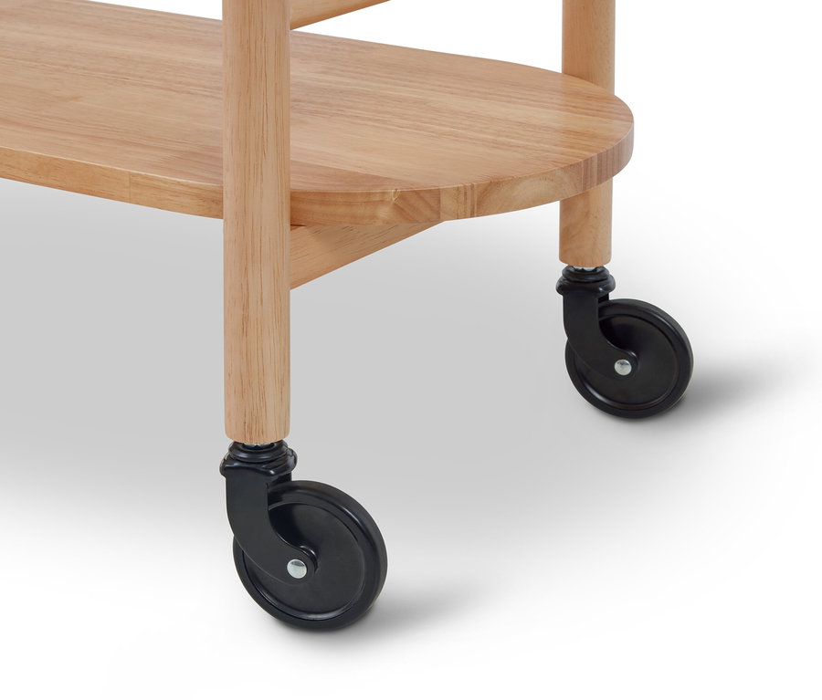 Unterer Teil eines Servierwagens aus hellem Holz mit zwei schwarzen Rollen auf weißem Hintergrund.