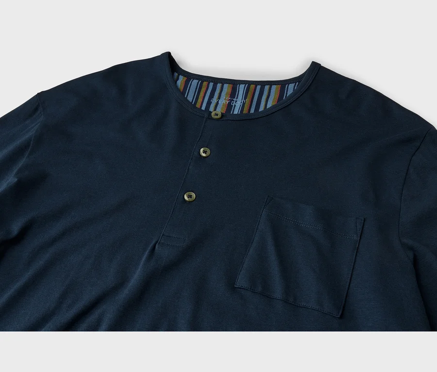 Dunkelblaues Henley-Shirt mit gestreiftem Innenkragen, drei Knöpfen und Brusttasche.