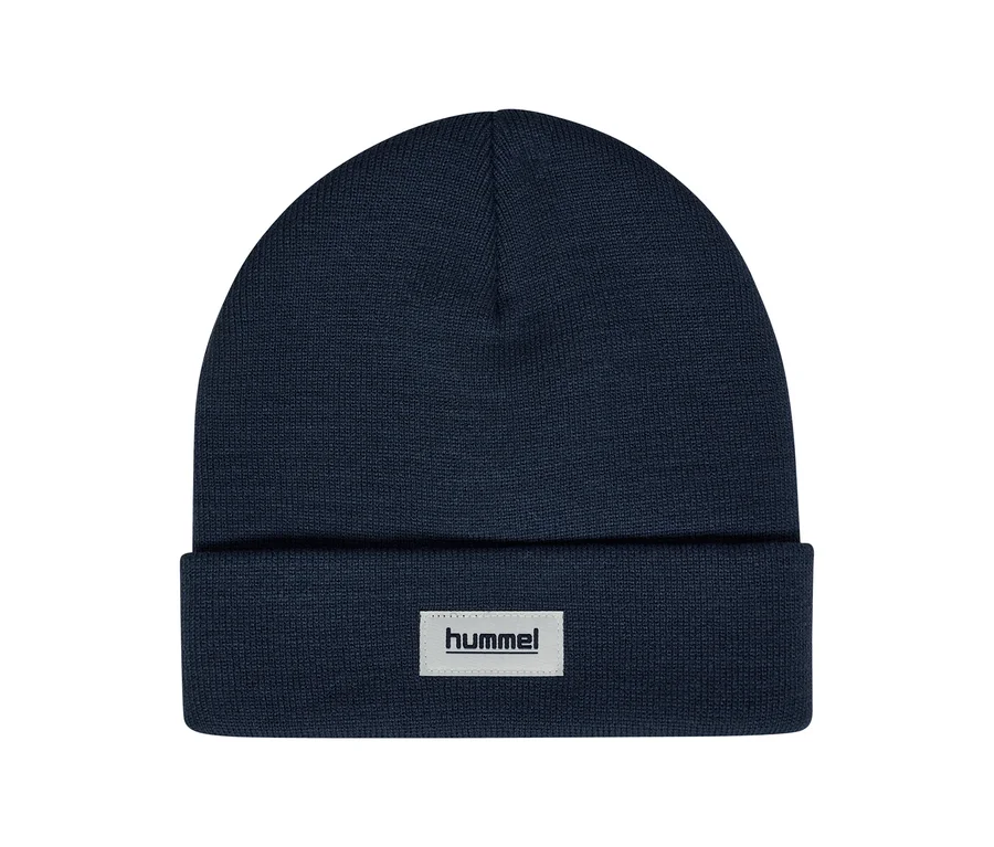Dunkelblaue hummel® »HMLJR Knit Beanie« mit umgeschlagenem Rand und weißem hummel-Logoetikett.