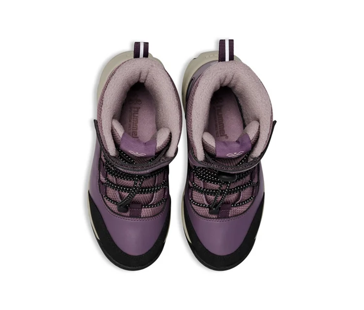 Ein Paar pflaumenfarbener hummel® »Schneestiefel Snow Boot Tex«, von oben gesehen. Sie haben schwarze Bungee-Schnürsenkel, ein hellviolettes Fleecefutter und eine schwarz-beige Sohle.