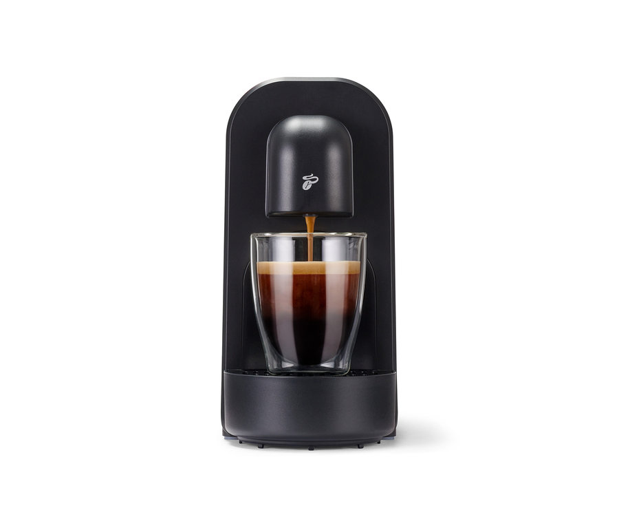 Eine schwarze Cafissimo now red Kaffeemaschine füllt eine Tasse mit Kaffee.