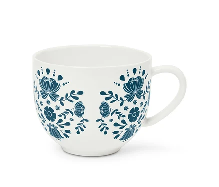 Weiße Tasse mit blauem Blumenmuster.