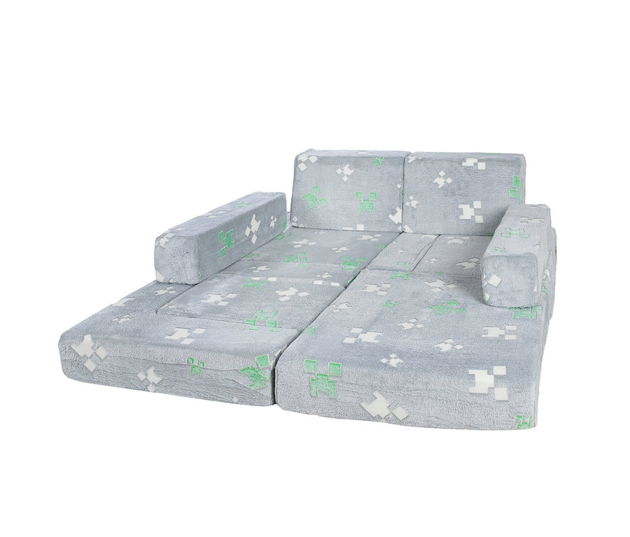 Graues Kindersofa mit grün-weißen Pixelmustern, ausgeklappt als Liege mit Rücken- und Armlehnen.