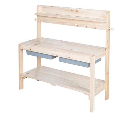 Helle Holzspielküche oder Werkbank mit zwei grauen Plastikbehältern, einem unteren Lattenregal, einem oberen Regal und fünf kleinen Haken an der Rückwand.