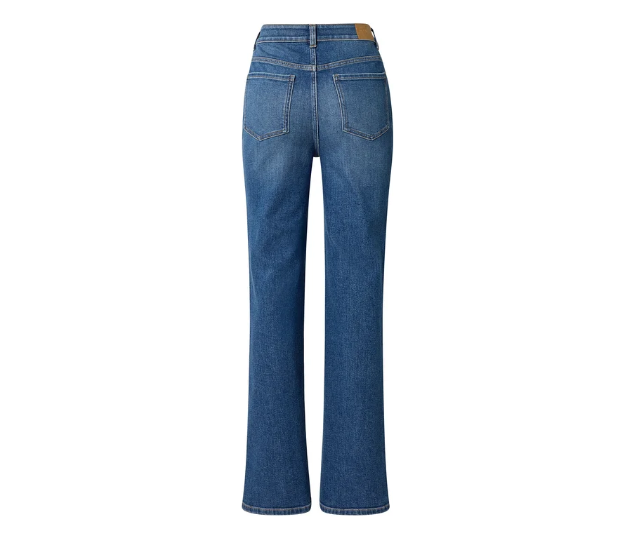 Rückansicht einer blauen Jeans mit hoher Taille, zwei Gesäßtaschen und einem braunen Etikett am Bund.