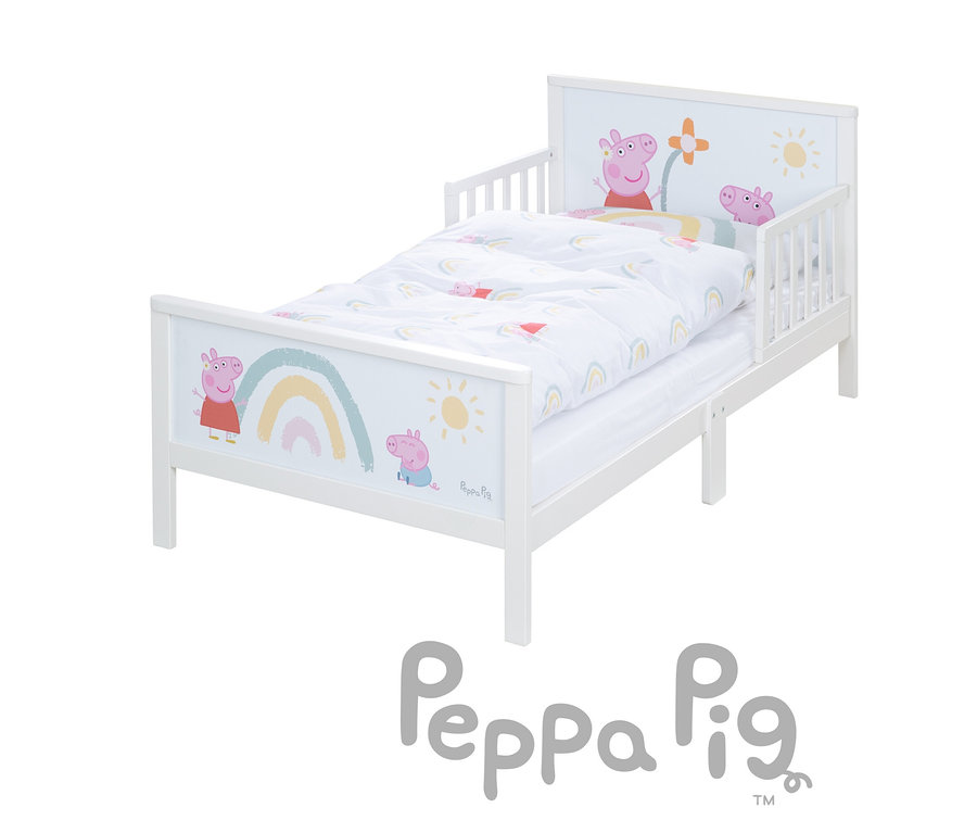 Weißes Kinderbett mit Peppa Pig Motiven auf Kopf- und Fußteil und weißer Bettwäsche.