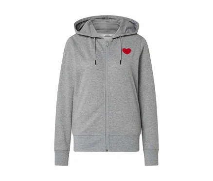 Graue Kapuzenjacke mit Reißverschluss und rotem Herz auf der Brust.