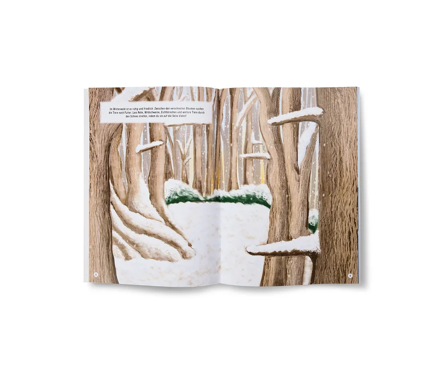 Ein aufgeschlagenes Kinderbuch mit einer zweiseitigen Illustration eines verschneiten Winterwaldes mit kahlen Bäumen und grünen Büschen. Deutscher Text auf der linken Seite beschreibt Tiere auf Futtersuche.