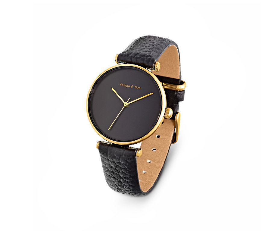 Detailansicht einer Damenuhr mit Lederarmband.