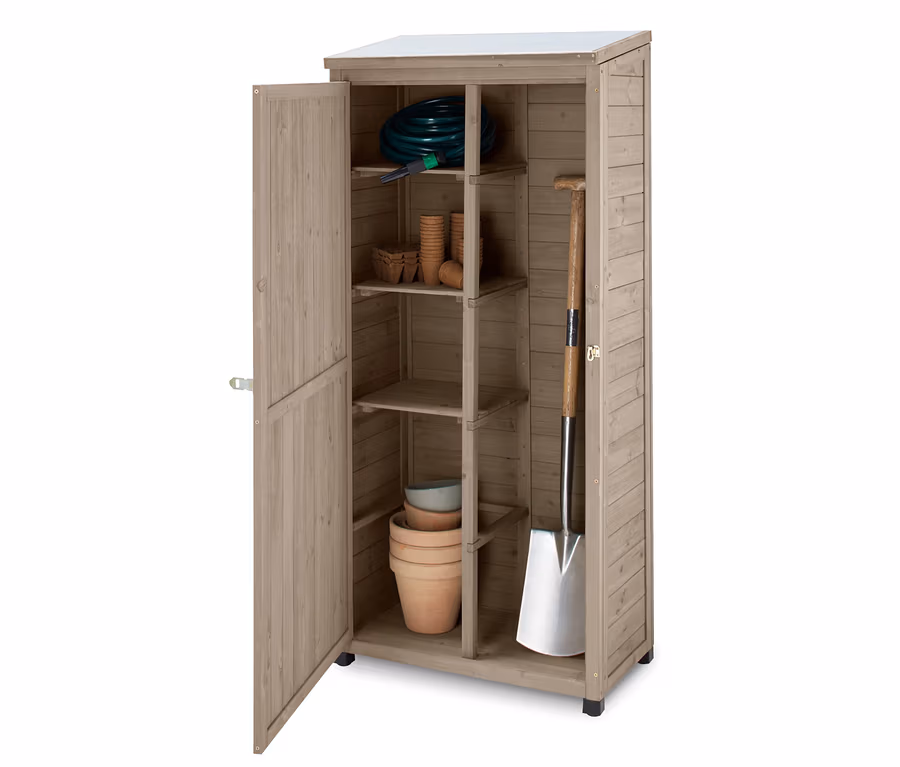 Geöffneter, großer Gartenschrank mit Werkzeugen, Blumentöpfen und Schlauch.