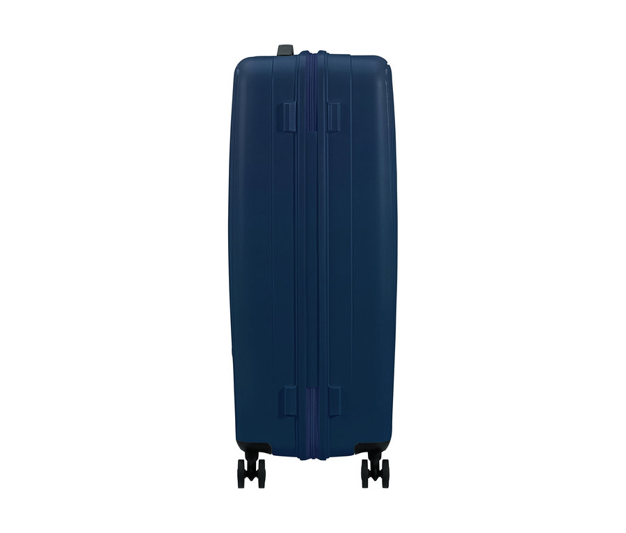 Großer American Tourister Rejoy Spinner Koffer in Navy Blue, von der Seite stehend, mit vier Rollen.