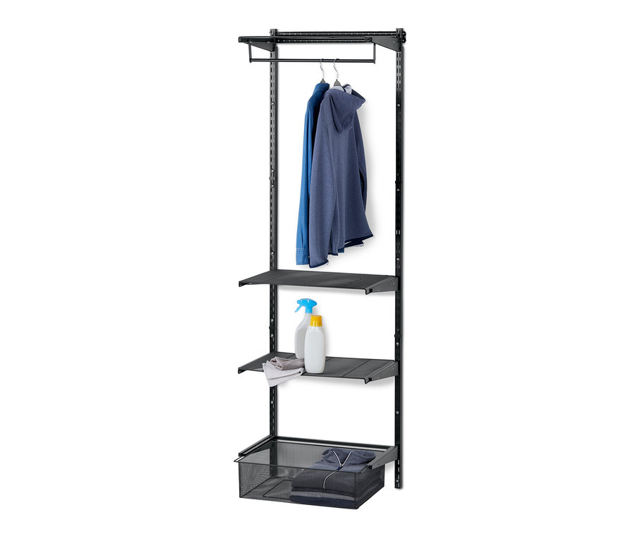 Schwarzes Wand-Regalsystem mit Kleidung, Reinigungsmitteln und einem Handtuch.