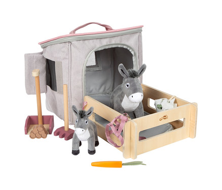 small foot Spielset Esel mit Stall, bestehend aus einem grauen Stoffstall, einem Holzgehege, zwei Plüscheseln, Besen, Rechen, pinkem Geschirr und einer Spielzeugkarotte.