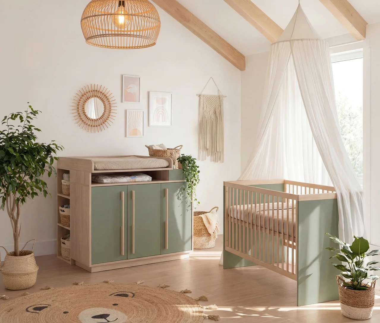 Helles Kinderzimmer mit Wickelkommode und Babybett in hellem Holz und Salbeigrün. Ein runder Bären-Teppich, Topfpflanzen und Wandbilder schmücken den Raum.