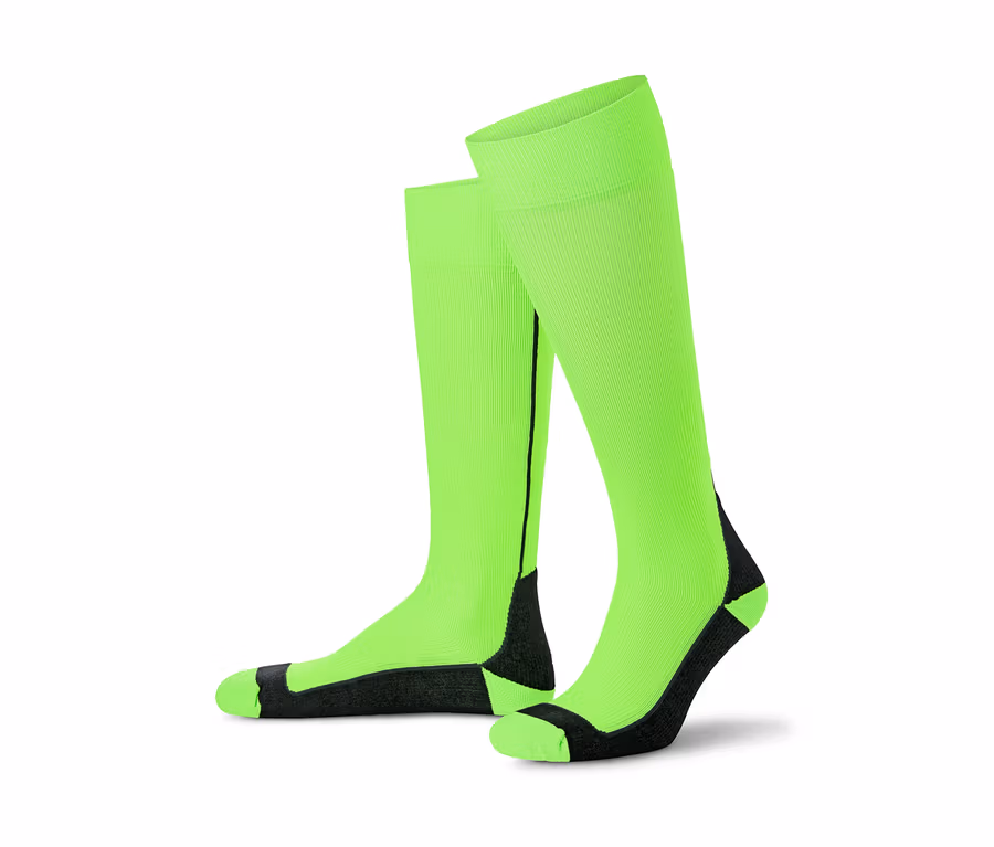 Zwei neon-grüne Sport-Kompressionsstrümpfe mit schwarzen Details auf weißem Hintergrund.