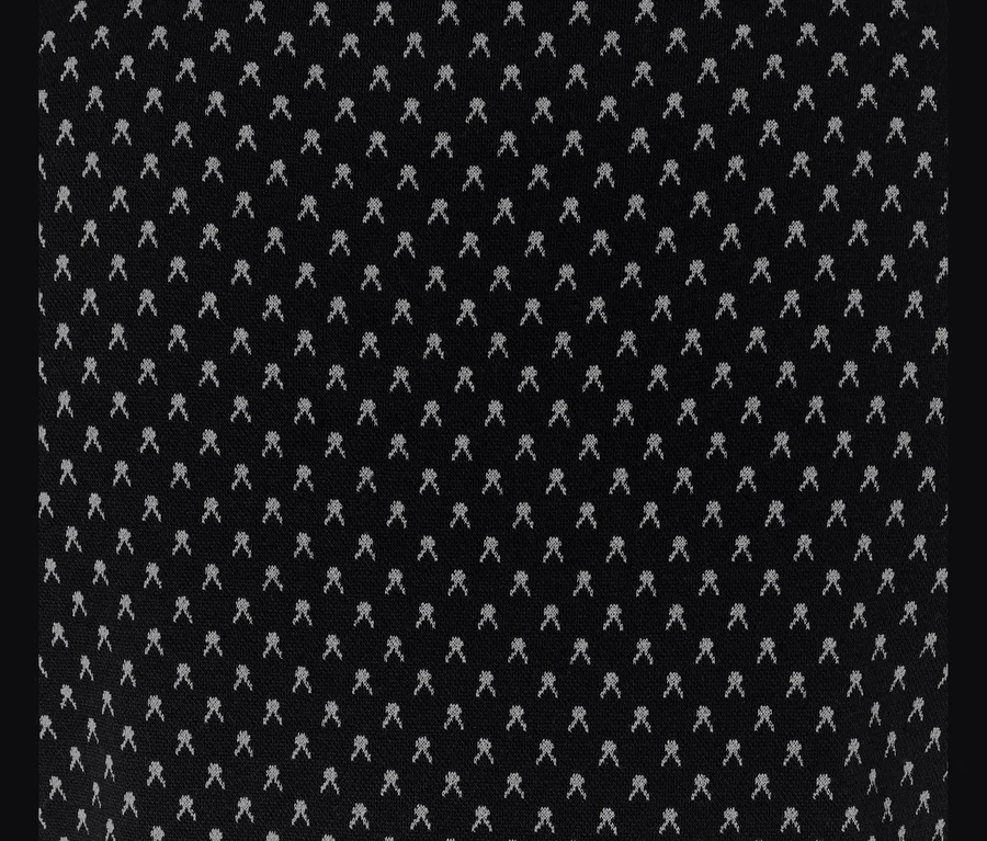 Detailaufnahme eines schwarzen Jacquard-Stoffs mit kleinem Muster.
