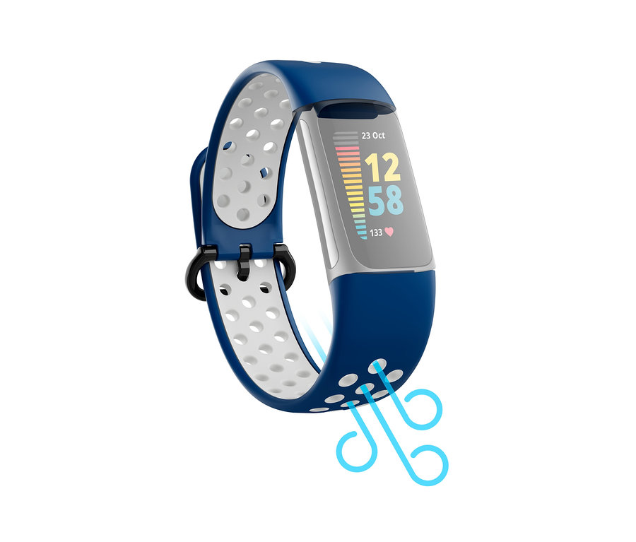 Blauer Fitness-Tracker mit weißen Löchern am Armband und Display, das die Uhrzeit 12:58 anzeigt.