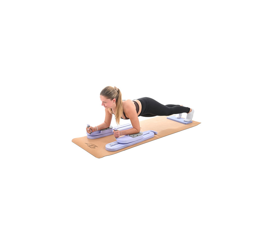 Eine Frau macht eine Plank-Übung auf einer Yogamatte mit einem lila Fitnessgerät. Sie stützt sich mit den Unterarmen und Füßen auf den Geräteteilen ab.