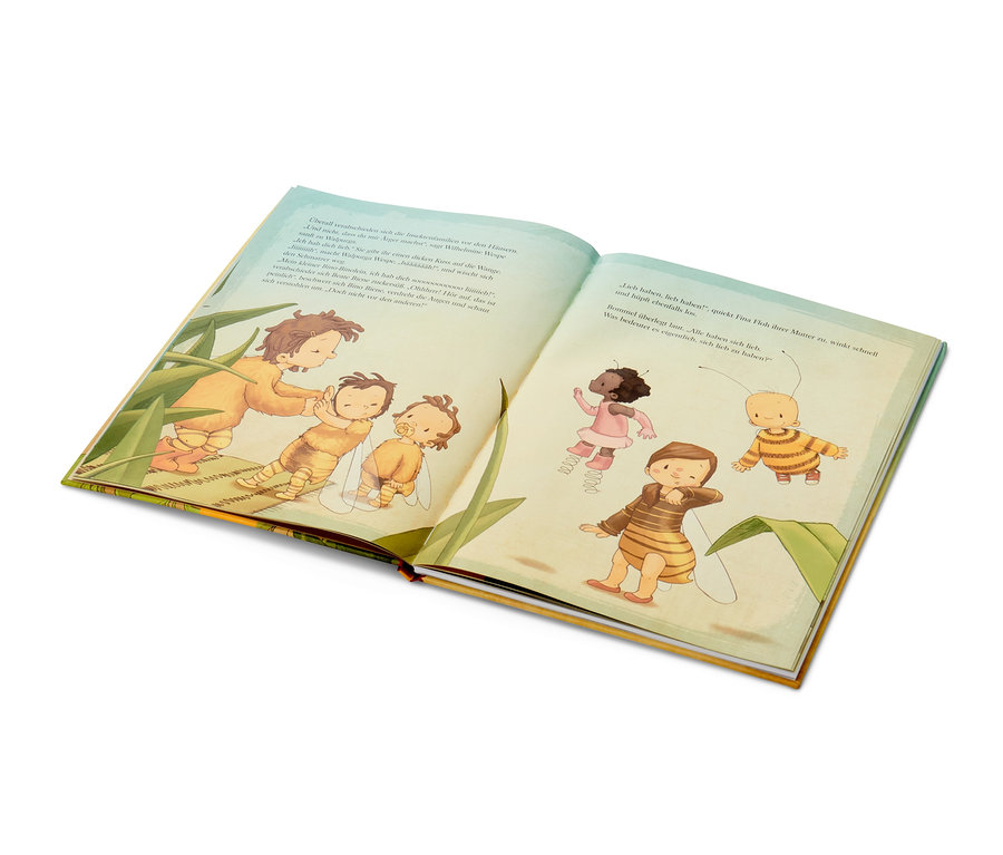 Geöffnetes Buch mit Illustrationen von Figuren in Bienenkostümen. Das Buch heißt: »Die kleine Hummel Bommel – Bilderbuchgeschichten«.