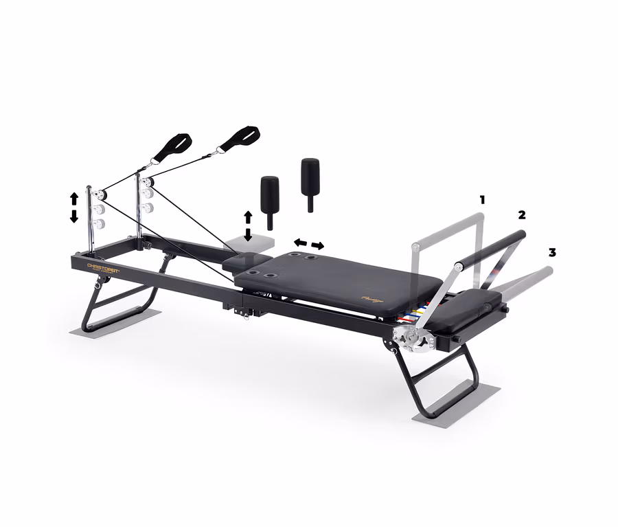 Schwarzer Christopeit Pilates Reformer 2000 mit gepolstertem Schlitten, verstellbarer Fußstange und Seilzugsystem mit Schlaufen. Pfeile zeigen verstellbare Komponenten.
