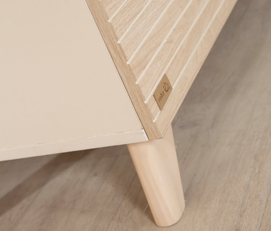 Detail einer Möbelkante mit hellbraunen Holzlamellen und beigen Füßen, zu sehen ist das roba Set »Sidney« 3-teilig, cashmere.