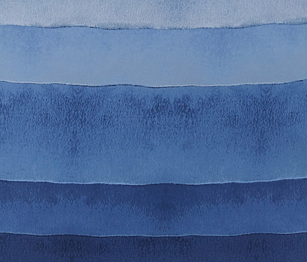 Nahaufnahme einer abstrakten, blau gestreiften Satin-Wende Bettwäsche.