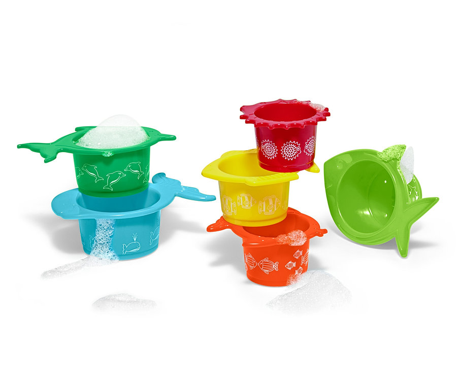 Sechs Wasser- und Sandspielbecher in verschiedenen Farben mit Meeresmotiven, gestapelt und nebeneinander, mit Schaum.