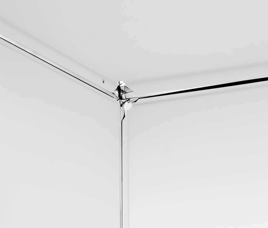 Detail einer Ecke eines weißen Metall-Lowboards.