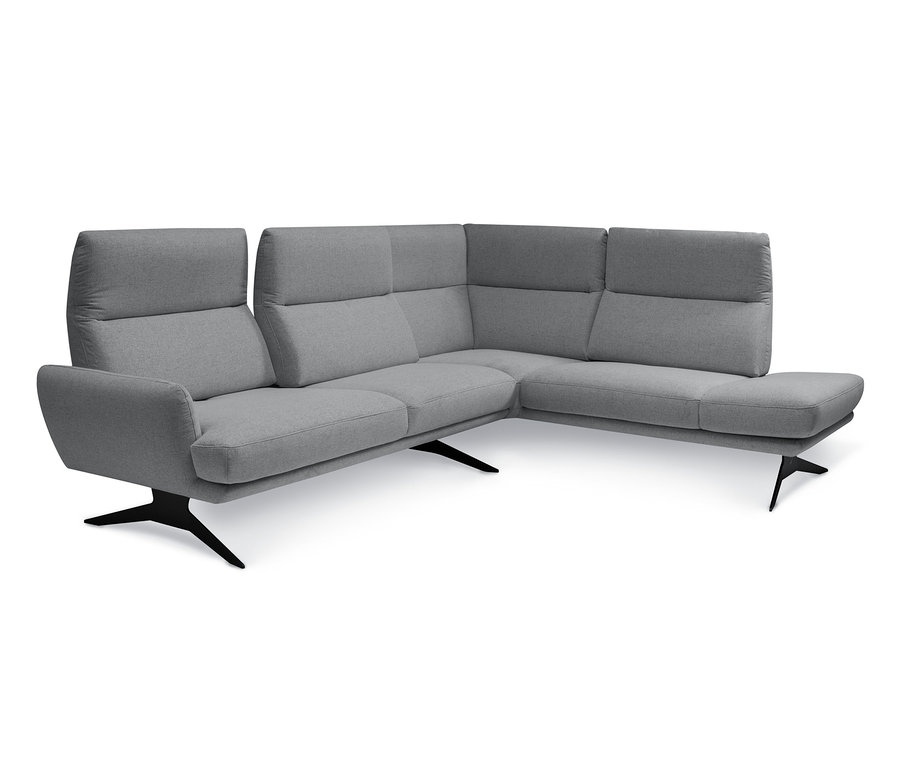 Eine graue Eckcouch steht vor einem weißen Hintergrund.
