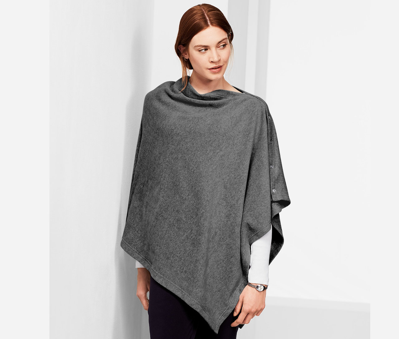 Frau trägt graues XL-Tuch.