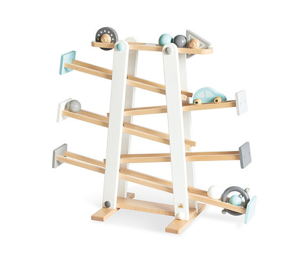 Pinolino-Kugelbahn »Kuno« mit Kugeln, Auto und Holzformen auf weißem Hintergrund.