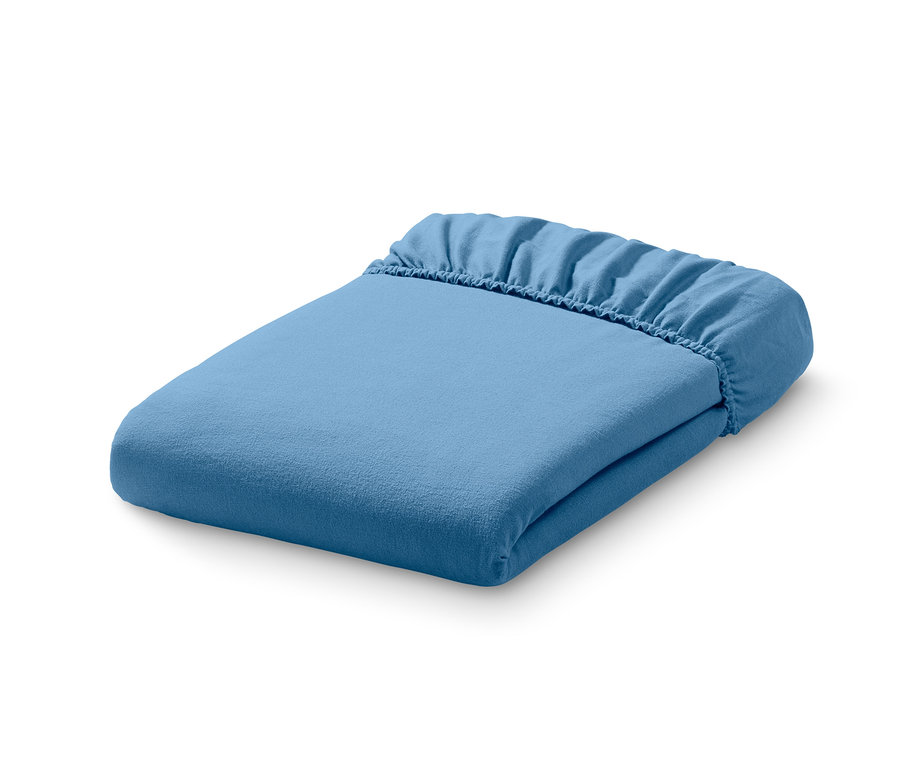 Ein blaues Biber-Spannbettlaken in Normalgröße, gefaltet auf einem weißen Hintergrund.