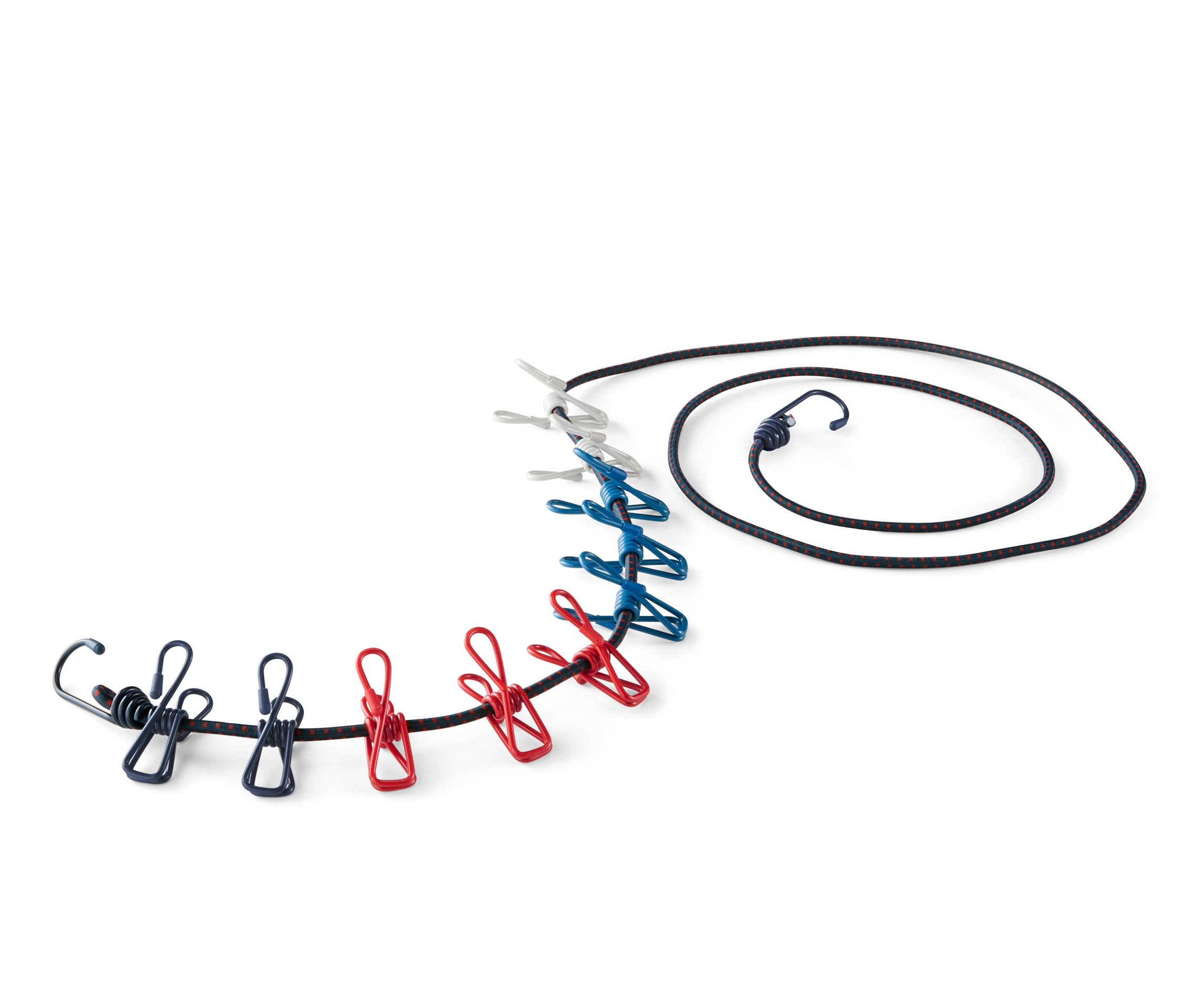 Eine schwarze Reise-Wäscheleine mit farbigen Wäscheklammern.