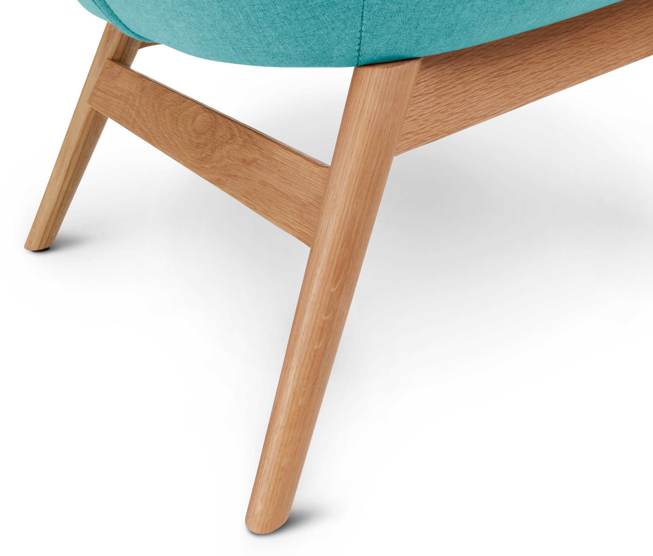 Detailaufnahme des Beins eines Sessels mit blauem Sitz.