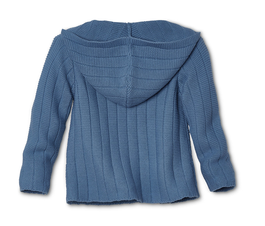 Eine blaue Strickjacke mit Kapuze.