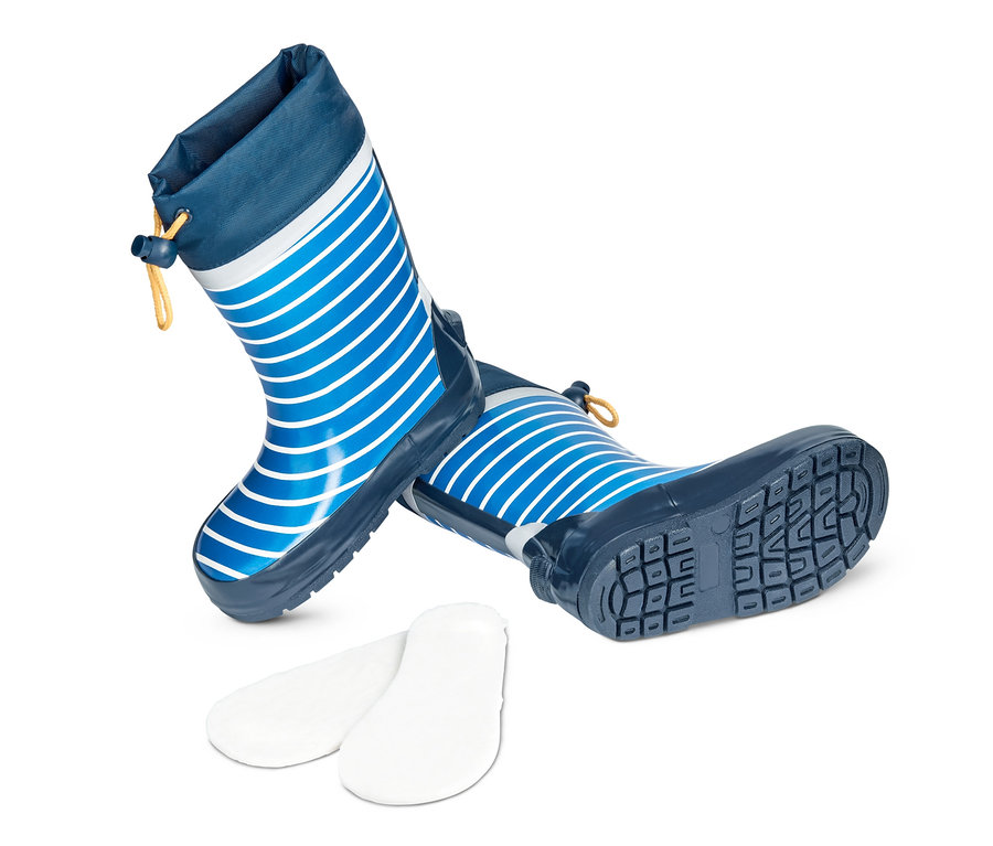 Zwei Kinder-Regenstiefel mit blauen und weißen Streifen liegen neben weißen Einlegesohlen auf einem weißen Hintergrund.